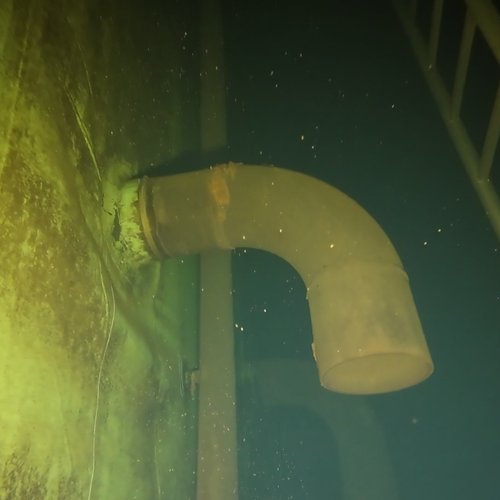 Sprinklertank-Inspektion: Betontank, 30 Jahre – Kunststoff Rohrbogen Flansch Sedimente Wandansicht